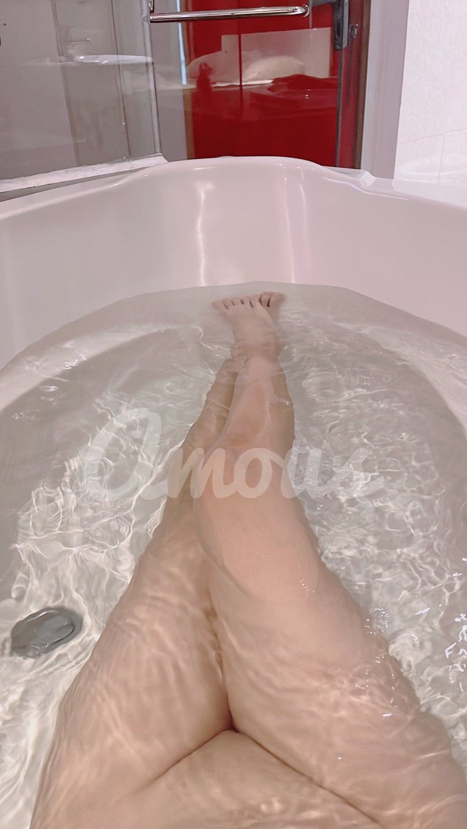Tắm rửa sạch sẽ chờ được chủ đụ