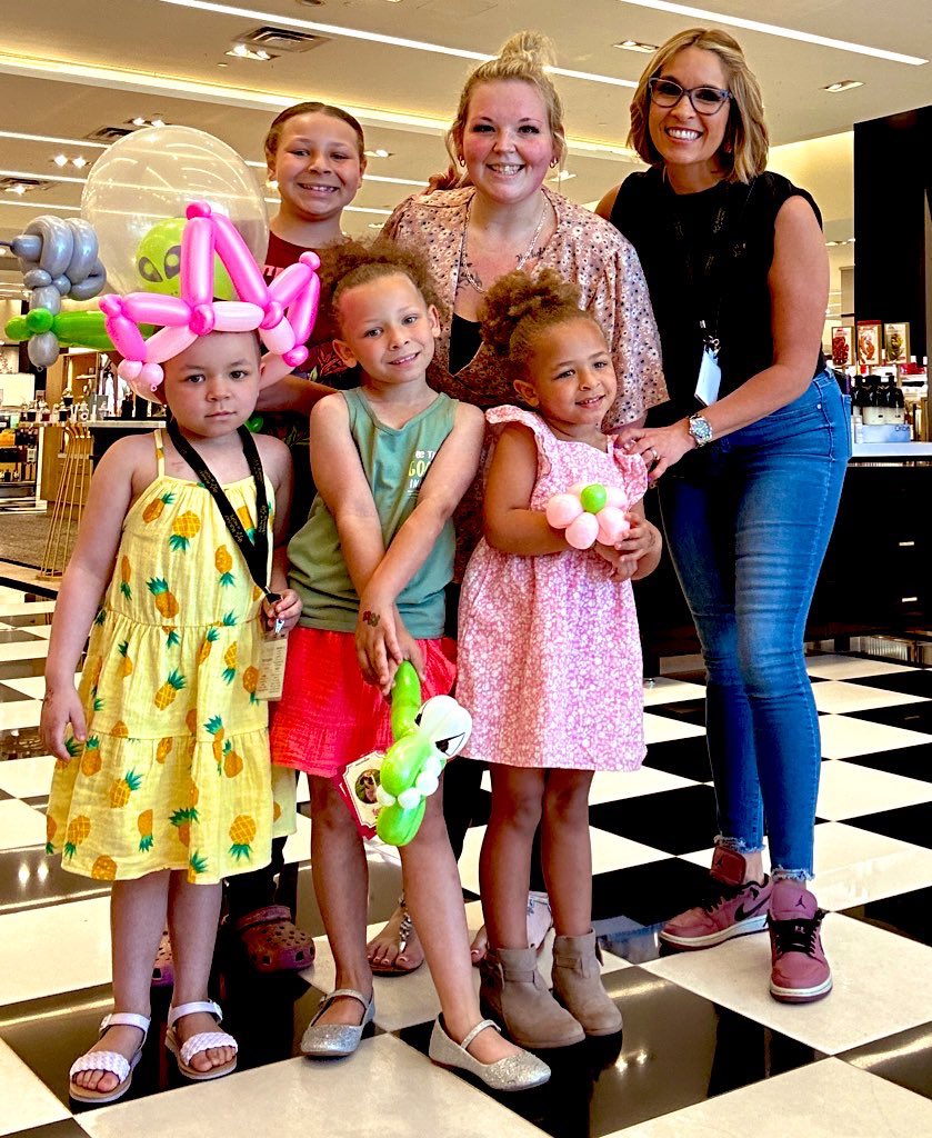 ybruzual's tweet photo. 📸 Runway to Hope’s @Bloomingdales
Bash Weekend left us with BIG smiles & grateful hearts. I had the honor of helping in 2 days, a 5-year-old (pic 1) and a 16-year-old (pic 3) pick outfits for the gala in May. Loved hugging on their moms too—WARRIORS!
@MyNews13
@runwaytohope https://t.co/tcwZyENc9o