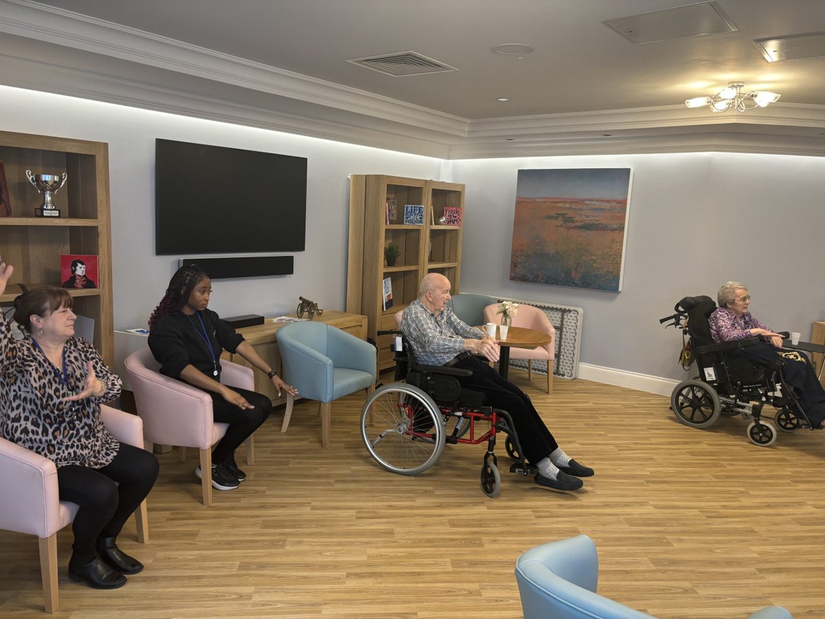 #Surbiton residents gathered round for another fun Pilates session, welcoming new residents into the exercise group 🧘