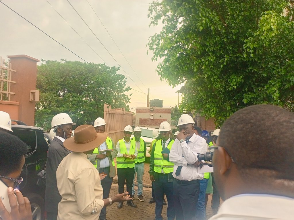 Still at the Tour of the UCI Board of Directors. The Chair Prof @WilliamBazeyo speaks to the constructors of the 360 bed hospital about the progress. @IsaacKajja32879 @olaro_charles @GertrudeNakigu1 #FightCancerUg