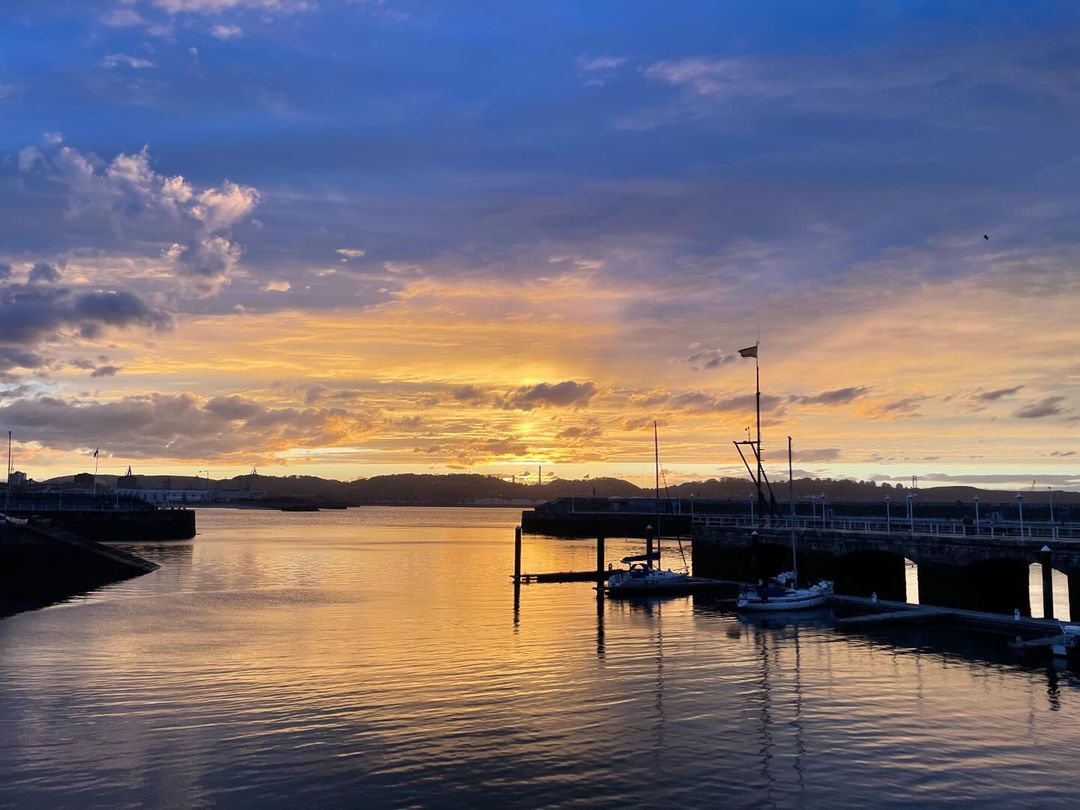 📷 Esta semana, en #MiFotoDeGijon, tenemos como protagonista esta preciosa puesta de sol desde el Puerto Deportivo. Imagen de @pablogijon. ¡Enhorabuena por este fotón y muchas gracias por participar!