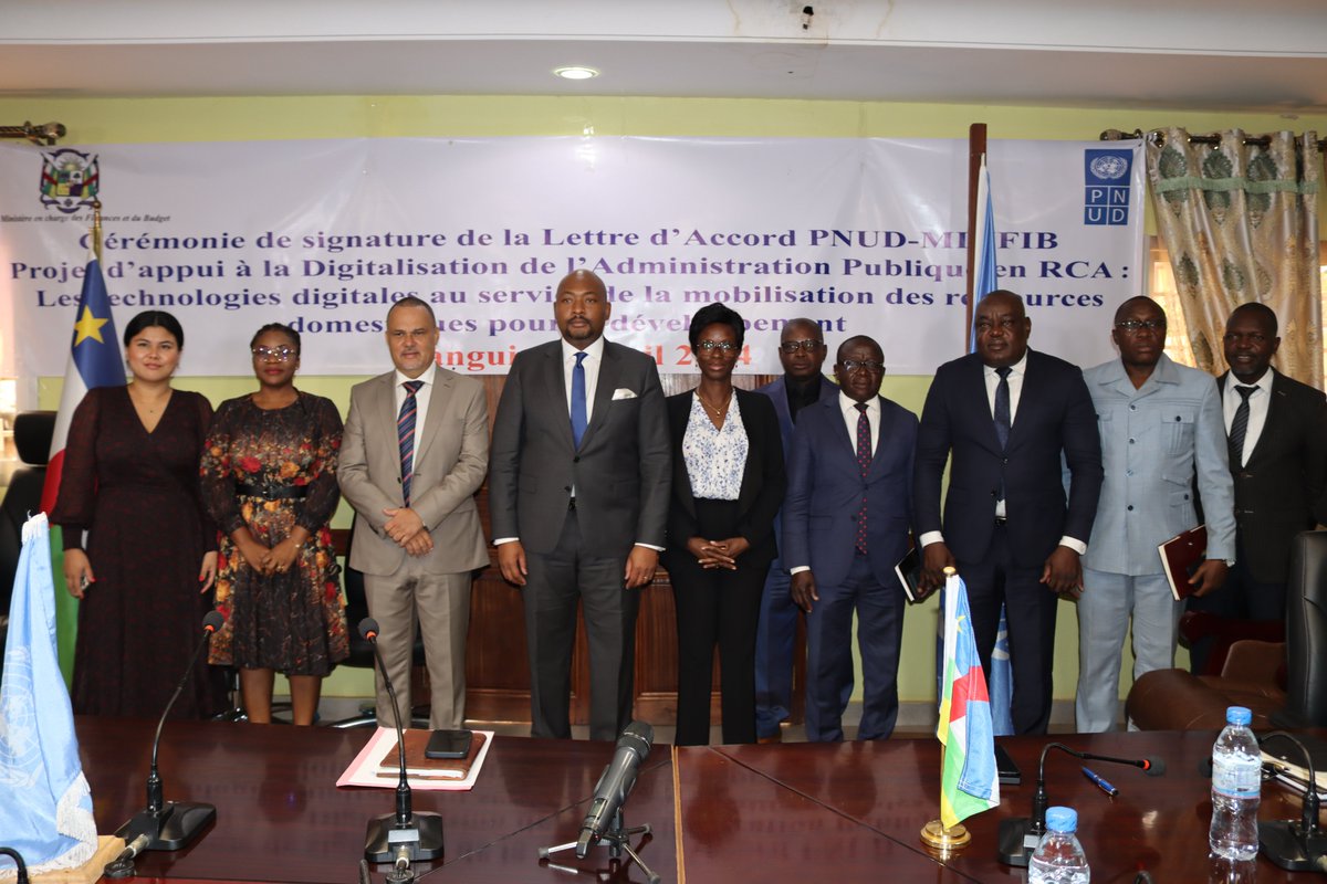 Signature d’un accord entre le Min. des Finances & @PNUD_RCA pr accroître la mobilisation de ressources internes à travers la digitalisation. Cet appui permettra à la #RCA 🇨🇫 de mobiliser entre 40-50 milliards de FCFA de recettes en digitalisant notamment le service du cadastre.