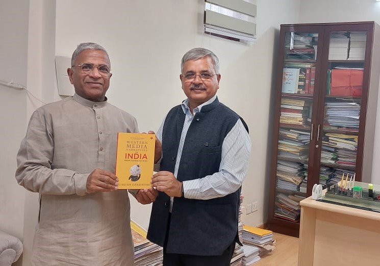 harivansh1956's tweet photo. अध्ययनशील पत्रकार @upadhyayumesh जी की नई किताब, 'वेस्टर्न मीडिया नैरेटिव्स ऑन इंडिया : फ्रॉम गांधी टू मोदी', हर भारतीय के लिए आवश्यक किताब है. उन्होंने बहुत ही श्रम और साधना के साथ पश्चिमी मीडिया का आकलन किया है. इस सार्थक किताब के लिए उन्हें कोटिशः बधाई. हार्दिक शुभकामनाएं. https://t.co/567BmSTfNA