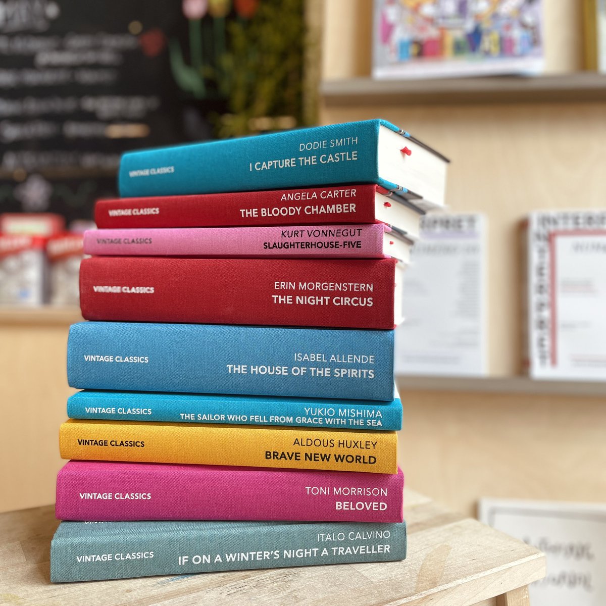 We’re loving these vivid clothbound covers of modern classics from @vintagebooks’ #QuarterboundClassics series, ranging from the formidable Angela Carter, to the revered Toni Morrison and to the innovative Alduous Huxley. Which new cover is your favourite?