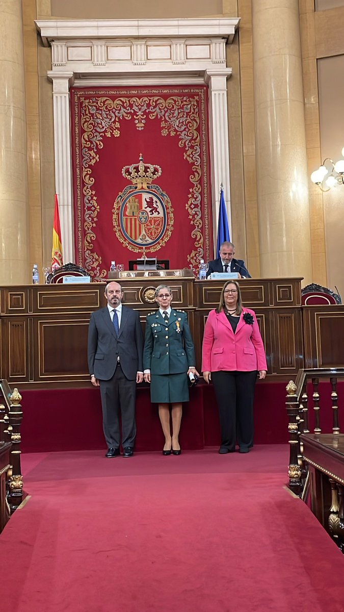 Se procede a conceder la Cruz de la Dignidad a la Señora Doña Cristina Moreno Martínez, Teniente Coronel de la Guardia Civil de la Comandancia de la @guardiacivil de Guadalajara.