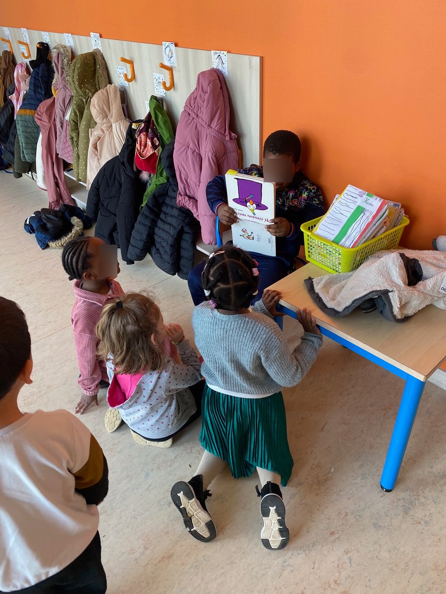 NerudaMat86's tweet photo. #SemaineDeLaMaternelle : Pas de parent malheureusement chez les GS pour venir échanger une histoire mais les CP sont venus leur montrer  la voie. #sdlm2024 https://t.co/ooykFLa2JJ