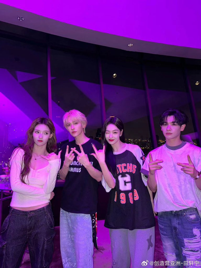 liuliuyu19's tweet photo. จริงๆสองสาวคือสูงกันมากนะ พอมายืนข้างหลิวอวี่กับน้องนายคือดูเร้กไปเลย ละรูปนี้ทำไมหลิวอวี่สูงที่สุดเลยอะ 🥹 https://t.co/i5C6EJS7dT