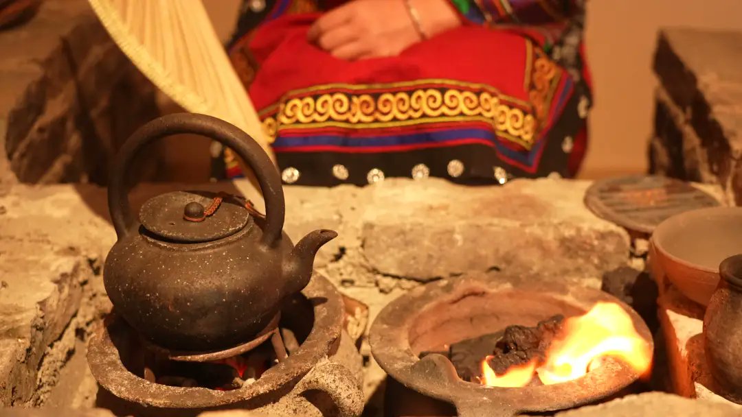 人々は炉を囲んで、火の上に小さな土壺を載せて加熱し、お茶っぱを入れて、お茶の香りが広がるときに、土壺に沸騰したお湯を少し注いで飲みます。

📷 by Eyesnews

#春のお出かけ #茶園 #中国旅行