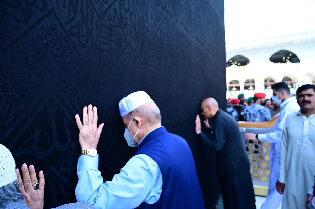 Makkah Mukaramah: Prime Minister Muhammad Shehbaz Sharif performs Umrah on 7 April 2024. Prime Minister Muhammad Shehbaz Sharif kisses Hajr-e-Aswad as part of Ziaaraat of Al-Masjid e Haraam on 8 April 20 24. @CMShehbaz #PMShehbazinKSA