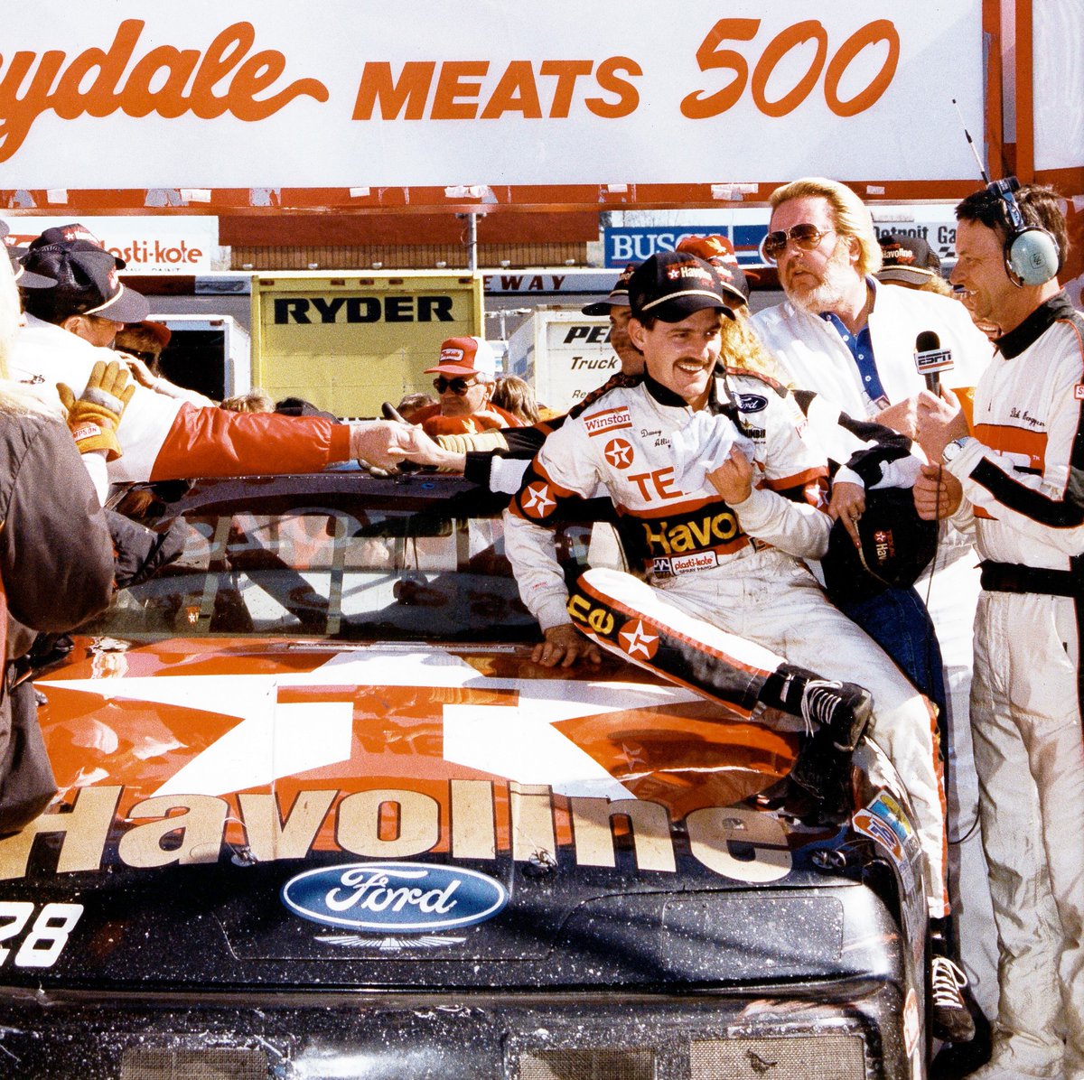 Davey Allison won the 1990 Valleydale Meats 500 at Bristol 34 years ago today. 🏁 

He beat Mark Martin by a few inches to win his first Bristol race.  

#RobertYatesRacing 🏁 @ItsBristolBaby