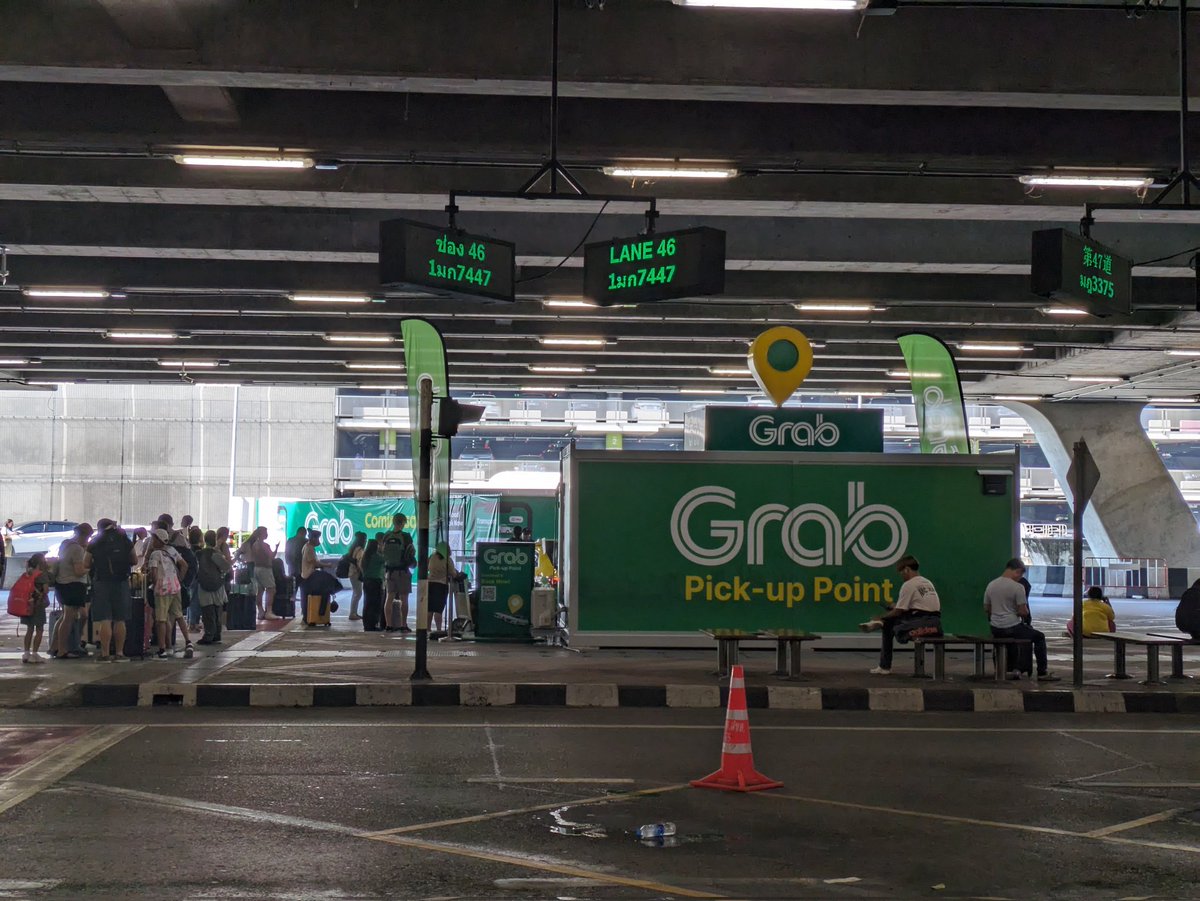スワンナプームからバンコクの自宅までGrabを使いました。

新しくできた1階④番出口前のGrab 乗り場を利用したよ👌

ここにはGrab のスタッフさんたちがいて、困ってる人に手助けしてた。乗り場の建物の中は冷房があって、ここで待つこともできるみたいでした。