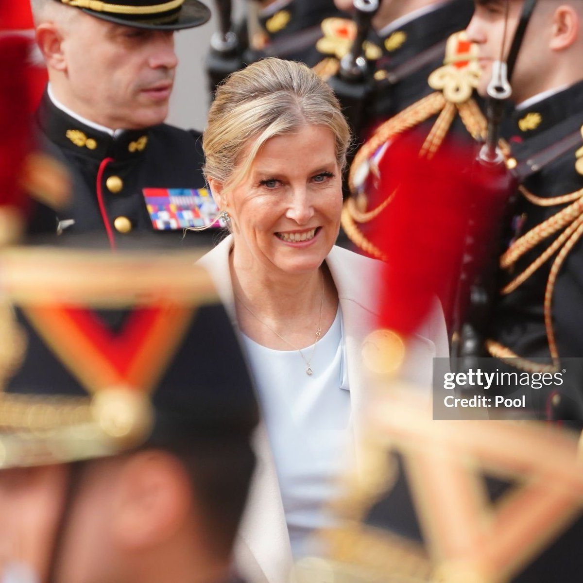 ✨NEW 

Georgeous portraits of The Duke and Duchess of Edinburgh inspecting the guards at Buckingham Palace today 🇬🇧🇫🇷

#ententecordiale120 

📸Victoria Jones/PA/Getty