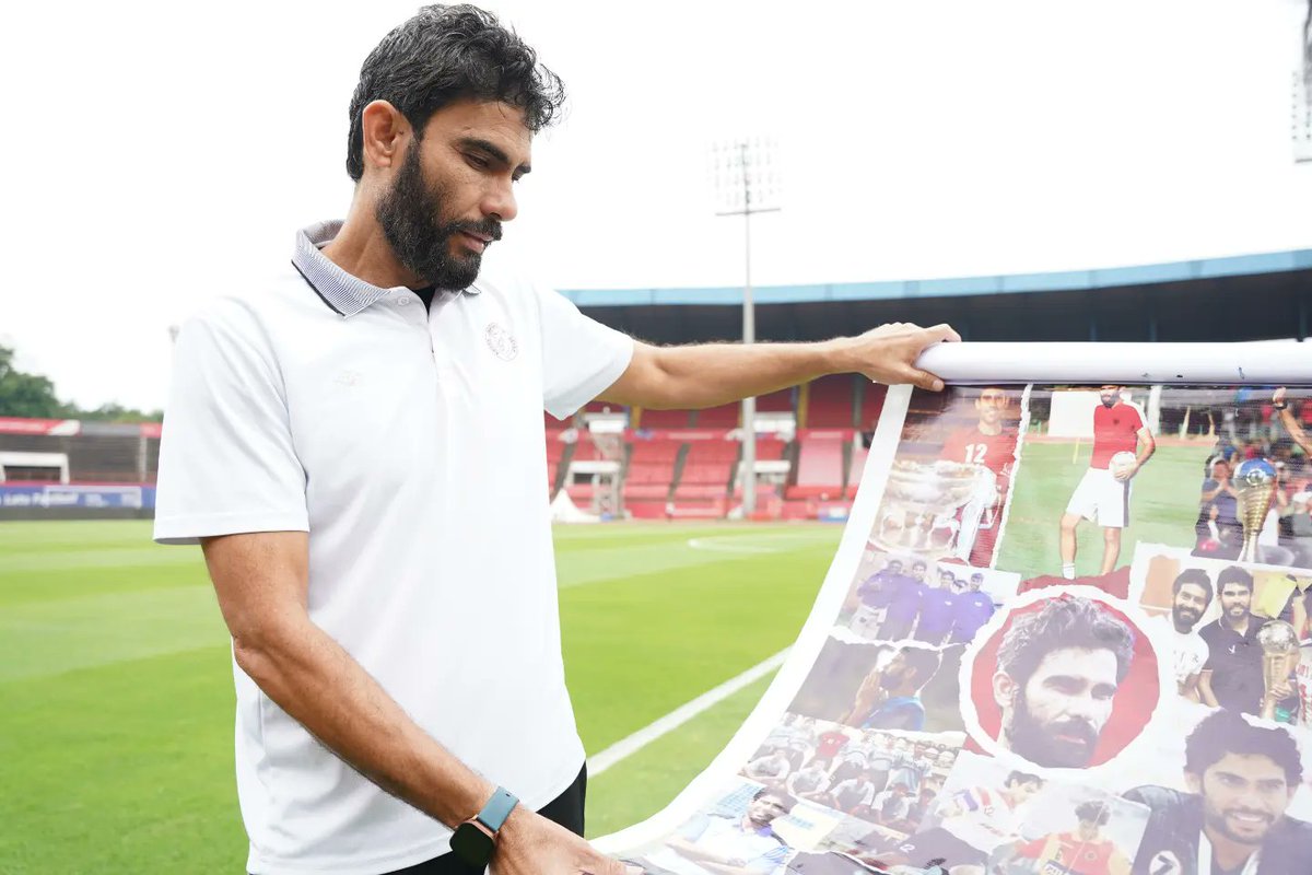 A heartfelt gesture from our passionate and loyal fans to Head Coach Khalid Jamil.😍 Thank you to all the fans who have been with us every step of the way!🙏🎉 #JamKeKhelo #ISL10 #ISLonJioCinema #ISLonSports18 #fans #footballfans