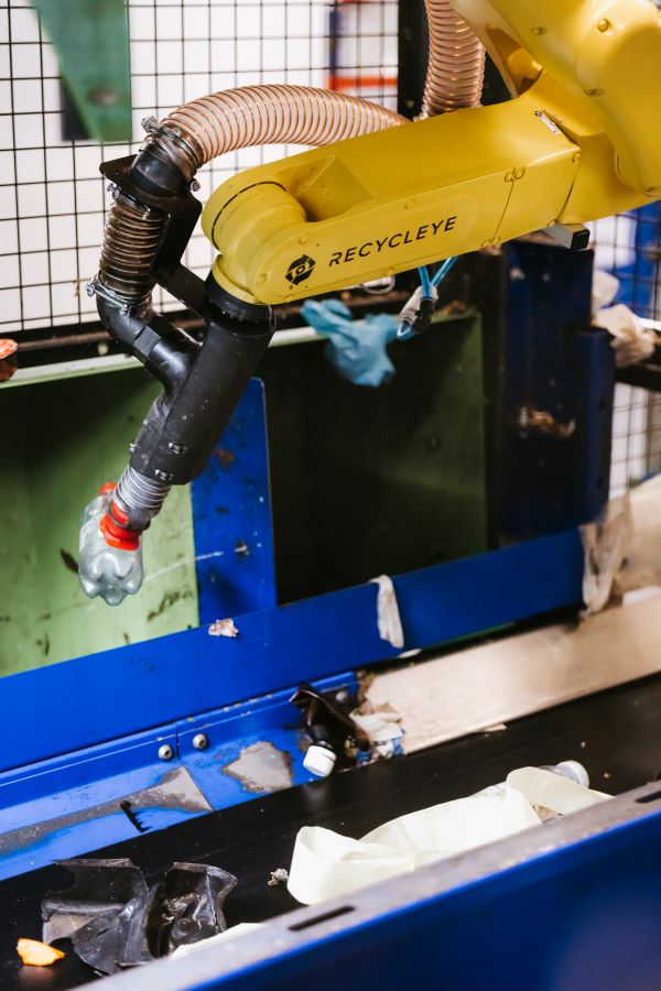 recyclind's tweet image. Messinaservizi Bene Comune has announced a collaboration with Recycleye to deploy an #AI-powered #waste #sorting #robot, the first of its kind in Sicily, at its sorting facility.

More info 👉 bit.ly/4al0dFY

#recycling #rifiuti #riciclo #riciclaggio #recupero #messina
