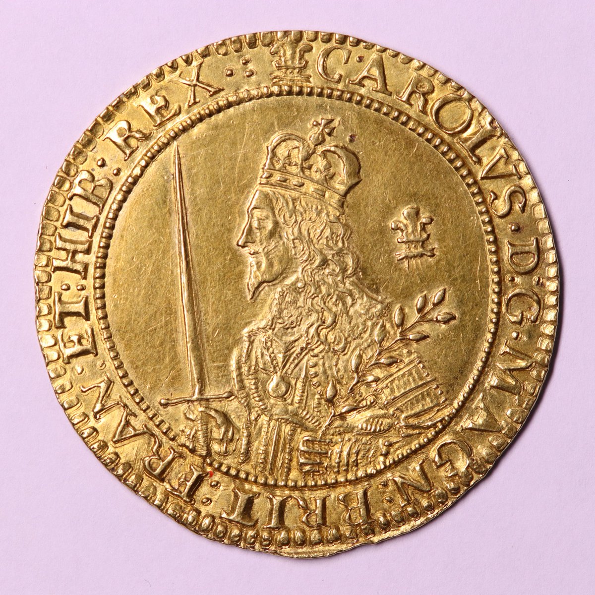 Triple Unite (£3) of Charles I, minted at Oxford in 1643. It's the heaviest circulating English hammered gold coin ever struck. Its design might've been inspired by the earlier Scottish £20 piece of James VI, Charles I's father. From @NtlMuseumsScot's collection. #Numismatics