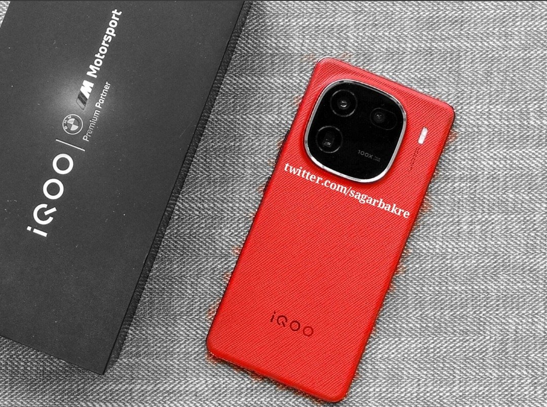 Here's the iQOO 12 Anniversary Edition launched by @IqooInd to celebrate its 4th anniversary in India. It comes in Desert Red color with a faux leather finish. I like its design but the Legend version remains my favorite.

#iQOO12 #AnniversaryEdition