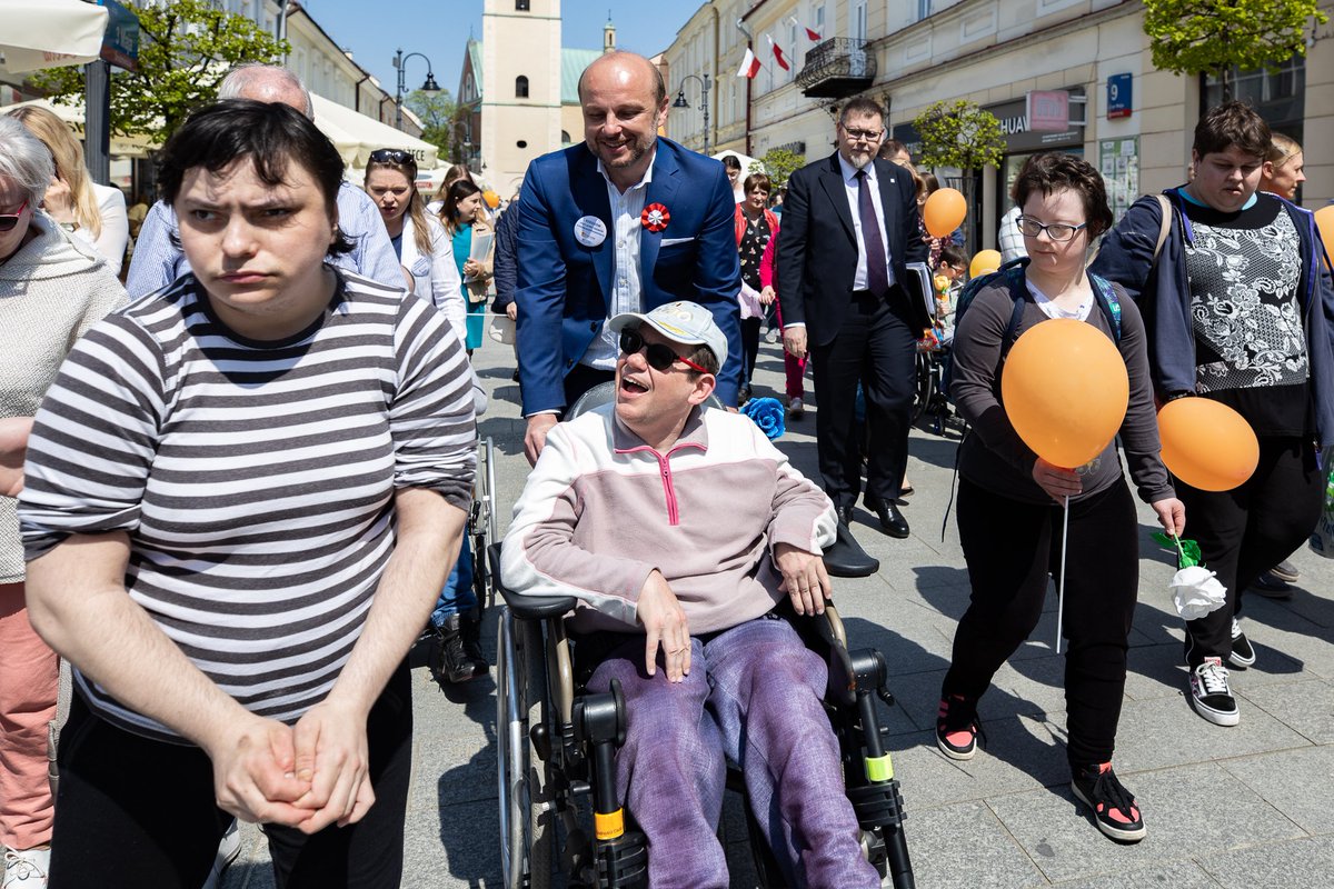 Bardzo zależy mi na tym, aby mieszkańcy Rzeszowa z niepełnosprawnościami mogli brać czynny udział w życiu miasta. Ogłosiłem konkurs na usługi asystenta osobistego osoby z niepełnosprawnością. Razem z rzeszowskim MOPSem czekamy na oferty do 19 kwietnia: bit.ly/49ufkeU