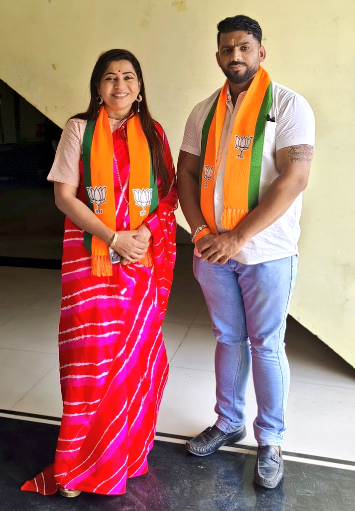 @BJP4Maharashtra प्रदेश प्रवक्ता सोशल मीडिया प्रभारी सौ. @shweta_shalini जी यांनी आज वर्धा लोकसभा निवडणूक कार्यालय इथे उपस्थित राहून भाजपा मतदार संपर्क ॲप बदद्ल पदाधिकारी यांना माहिती दिली.यावेळी भाजयुमो सोशल मीडिया प्रदेश संयोजक @vinaypunamiya,जी उपस्थित होते. @cbawankule