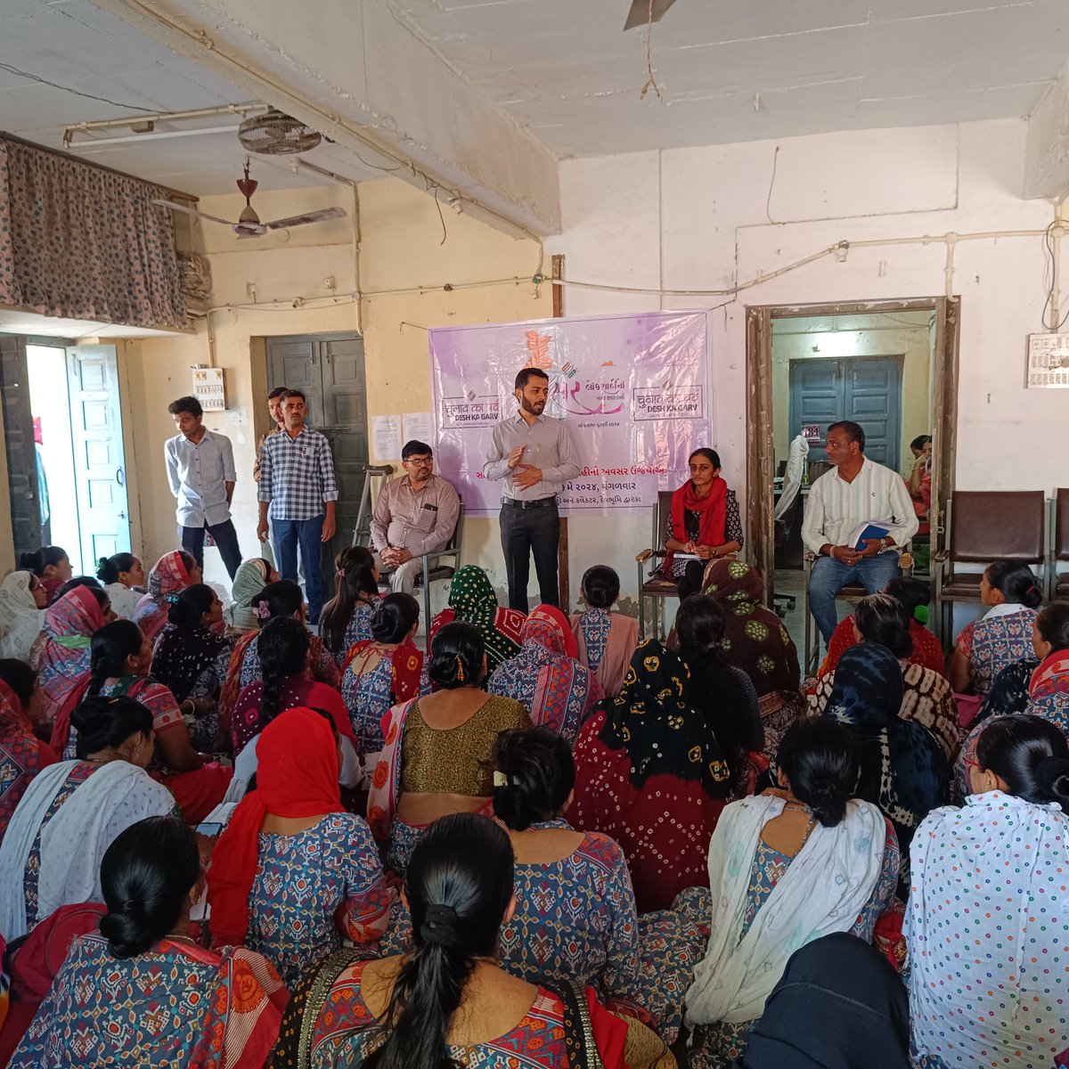 MAMLATDARK2706's tweet photo. આજ રોજ ખંભાળીયા તાલુકાની આંગણ વાડી વર્કર સાથે મીટીંગ નું આયોજન કરી મામલતદારશ્રી,ખંભાળીયા દ્વારા મહિલા મતદારોને અચૂક મતદાન કરવા પ્રેરિત કરવામાં આવ્યા તથા આંગણ વાડી બહેનો અન્ય મહિલા મતદારોને પણ મતદાન કરવા પ્રોત્સાહિત કરે તે માટે આમંત્રણ પત્રિકાઓનું વિતરણ કરાવવામાં આવ્યું. https://t.co/FRMhXMwIUa