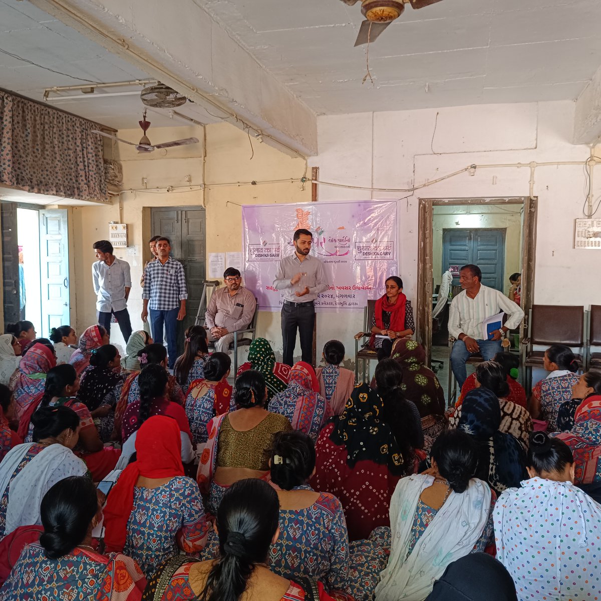 MAMLATDARK2706's tweet photo. આજ રોજ ખંભાળીયા તાલુકાની આંગણ વાડી વર્કર સાથે મીટીંગ નું આયોજન કરી મામલતદારશ્રી,ખંભાળીયા દ્વારા મહિલા મતદારોને અચૂક મતદાન કરવા પ્રેરિત કરવામાં આવ્યા તથા આંગણ વાડી બહેનો અન્ય મહિલા મતદારોને પણ મતદાન કરવા પ્રોત્સાહિત કરે તે માટે આમંત્રણ પત્રિકાઓનું વિતરણ કરાવવામાં આવ્યું. https://t.co/FRMhXMwIUa
