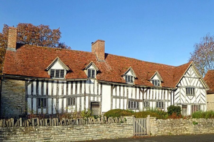 In 1930 this Warwickshire house was bought, restored and maintained so visitors could see the birthplace of Shakespeare's mum. Then in 2000, they discovered she was actually born next door! Visit both houses in this walk: countrywalking.co.uk/read/apr-24/13… Photo: Julie Royle