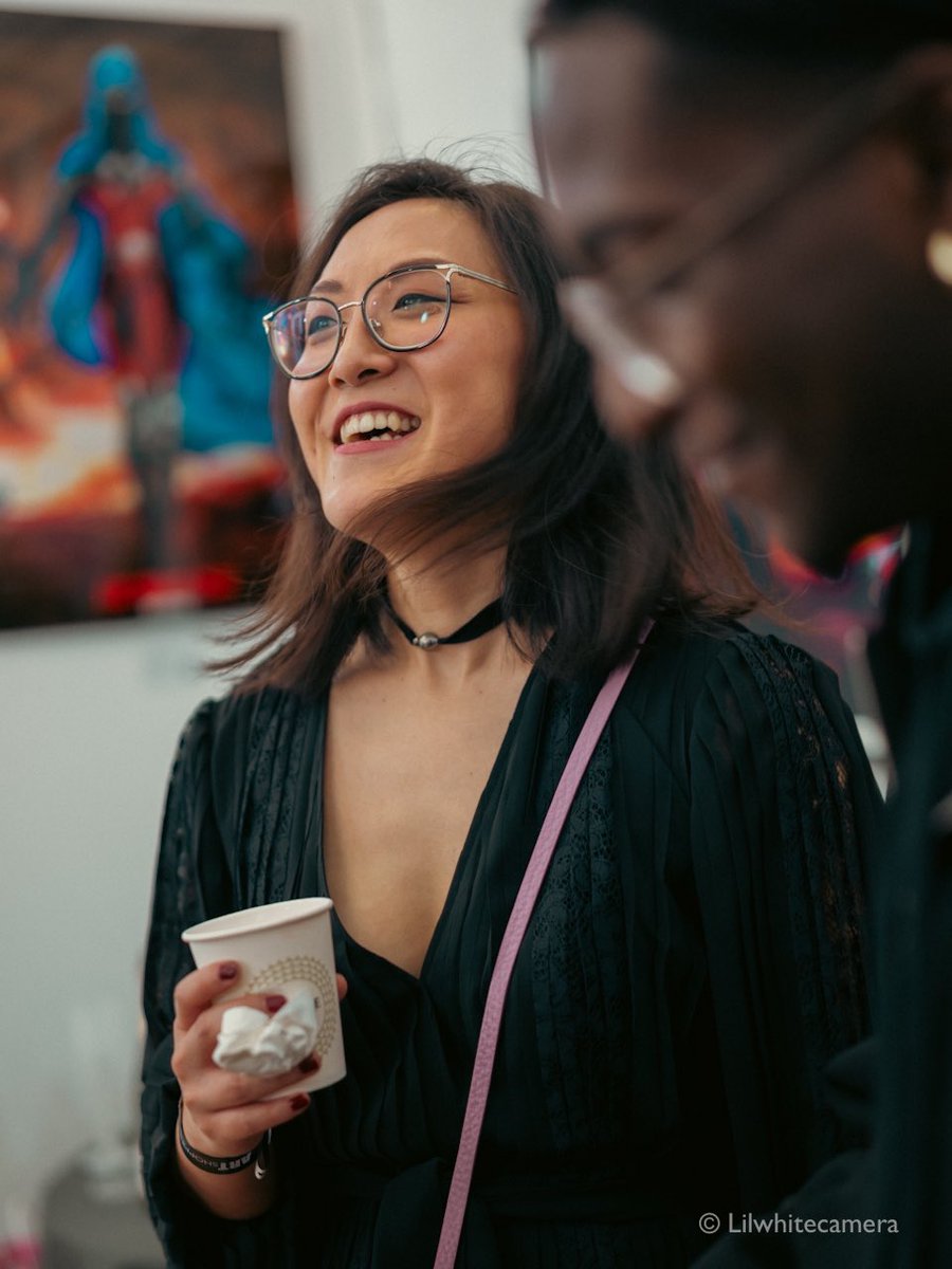Lilwhitecamera's tweet photo. It's always cool to meet people IRL and Friday I got the chance to meet talented and super kind @miss_maxie ! 💐 
This is my favorite sneaky photo of her at @MaxiverseArt booth ! 😘 https://t.co/eHzC692kNc