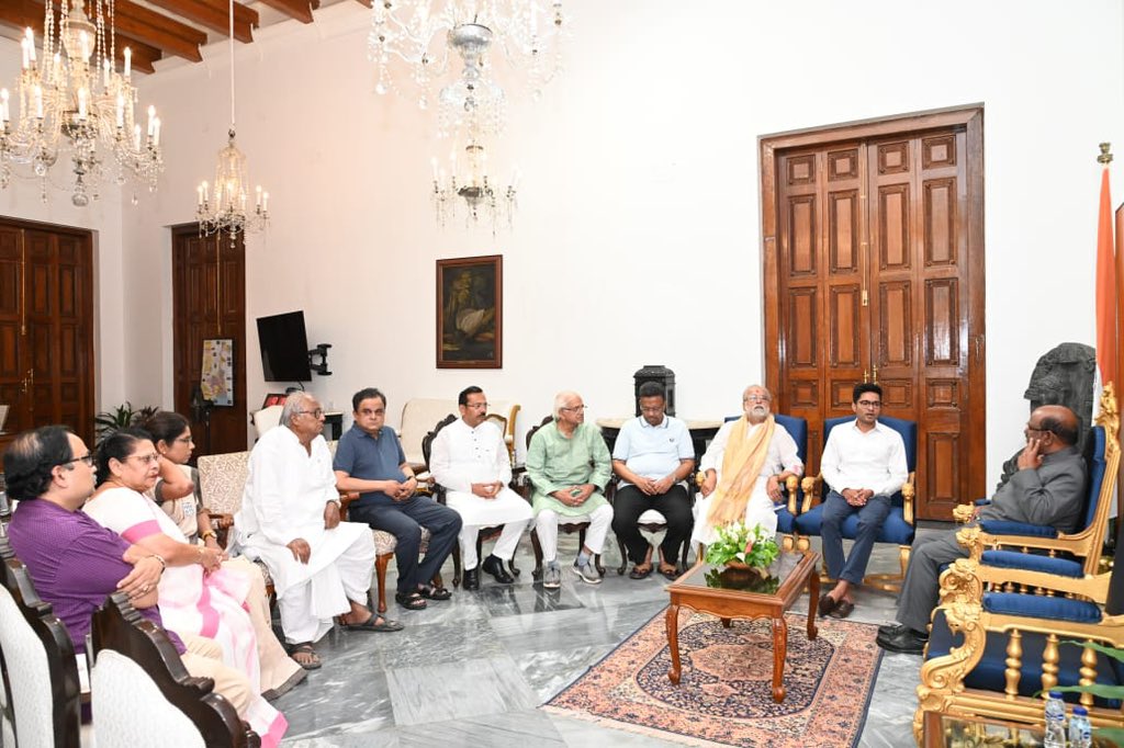 Led by Shri @abhishekaitc our 11-member delegation held a meeting with the Hon'ble Governor. They laid bare the brutal attack on our representatives carried out by the MHA-controlled Delhi Police to suppress their voices and trample on democratic values!