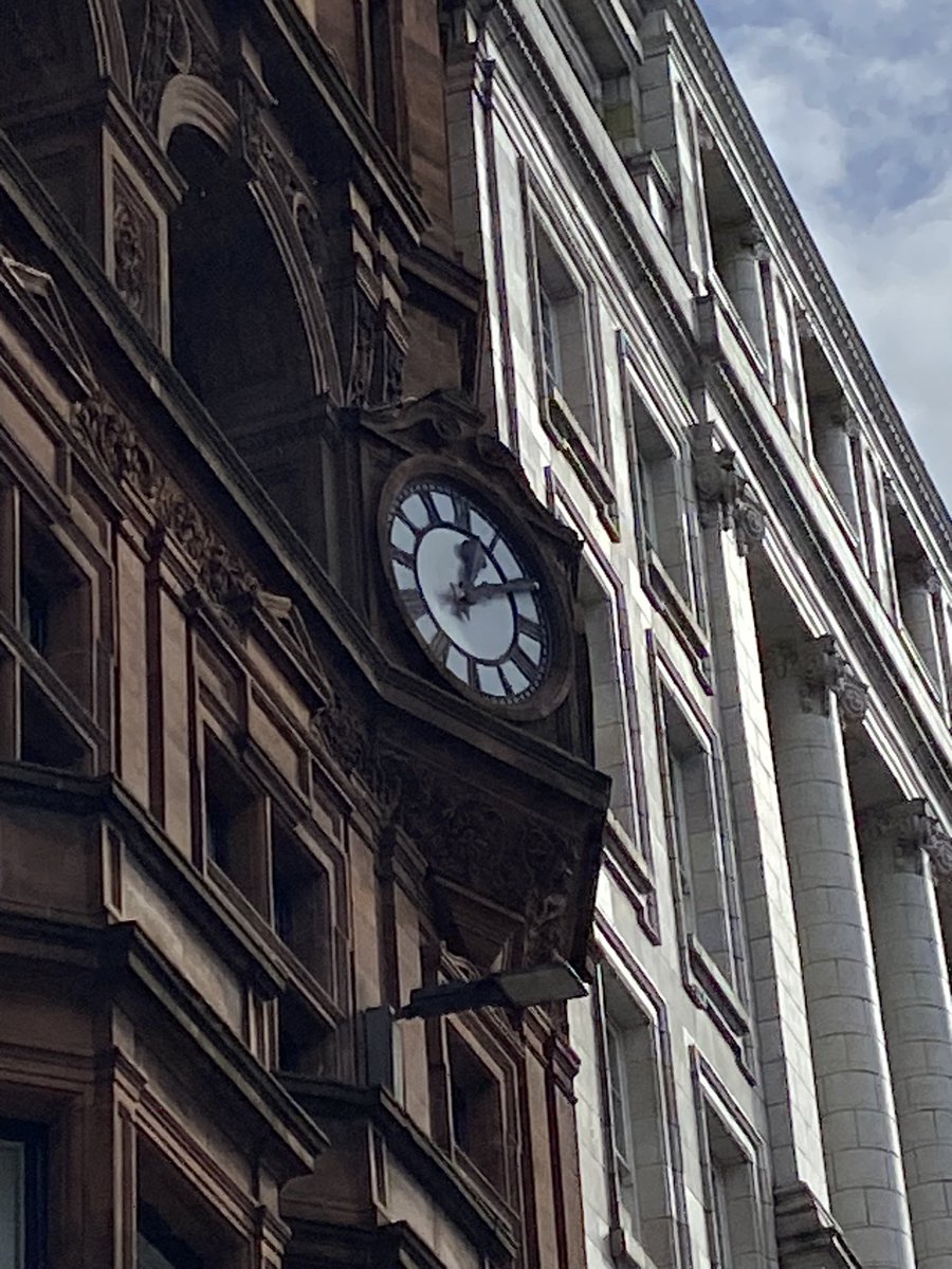 Basking in the morning sunshine was the gem, a two faced clock peaking out of the A listed former Glasgow Citizen newspaper office and printing press. Now @citizenglasgow restaurant and bar (I’d recommend the cocktails) the building has an enormous history.