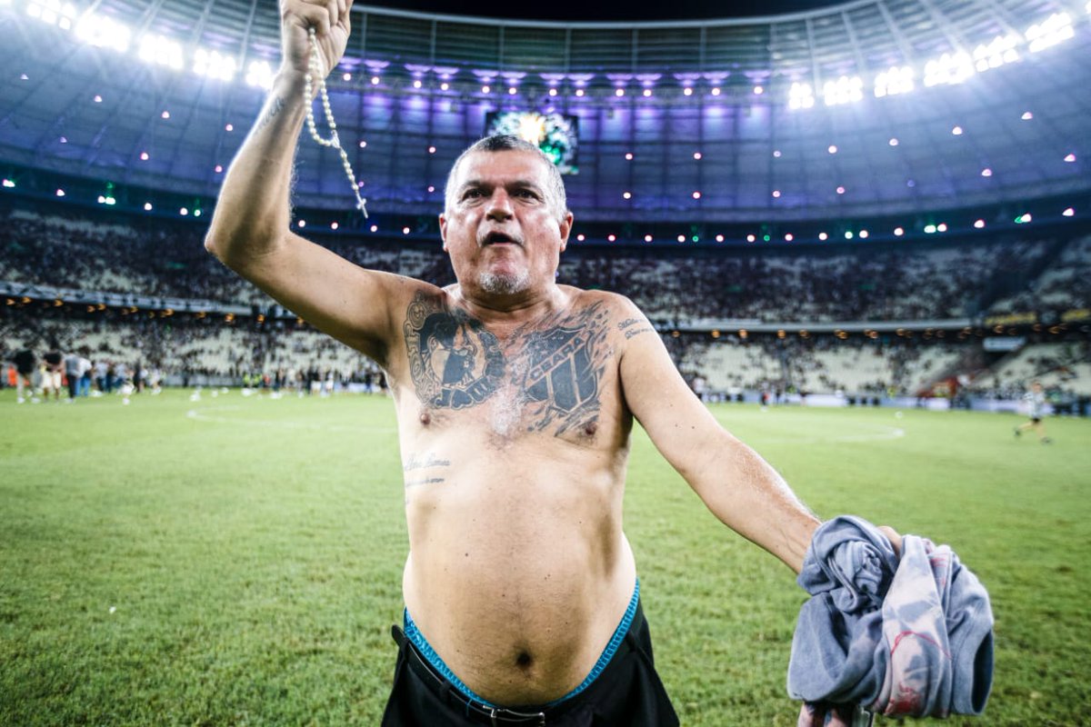 Crisneive's tweet photo. Venham conhecer essa história de devoção a São Francisco e amor ao @CearaSC

Seu Gustavo, 54 anos, atravessou o gramado da Arena Castelão para agradecer ao santo pelo título do Alvinegro. Ele também homenageou Dimas e Preto. 

📷 @ThiagoGadelh / SVM

https://t.co/Kz1yTayAr2 https://t.co/yUkhBhmgW7