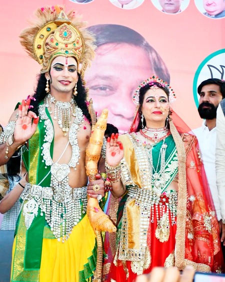 rajaryan_actor's tweet photo. संस्कृति थियेटर ग्रुप को मोदी जी के रोड शो के लिए गाज़ियाबाद आमंत्रित किया, हमारे श्री राम और सीता जी उनके भव्य स्वरूप में प्रस्तुत हुए 
।। जय सिया राम ।।
❤️❤️❤️❤️❤️
@narendramodi 
@myogi_adityanath 
#bjp 
@news18hindi 
#ram #ramsiya #siyakeram #siyaram #ram  #ramayana #sitaram https://t.co/LhZbhW90gb