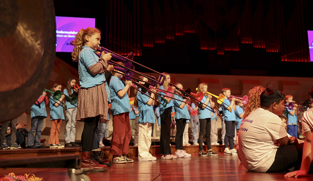 De Kindermuziekweek is van start gegaan!

Tien dagen lang vinden er verspreid over het land honderden activiteiten en concerten plaats, in concertzalen en theaters, op scholen en kinderdagverblijven, in bibliotheken en op muziekscholen.

Lees hier meer: kindermuziekweek.nl