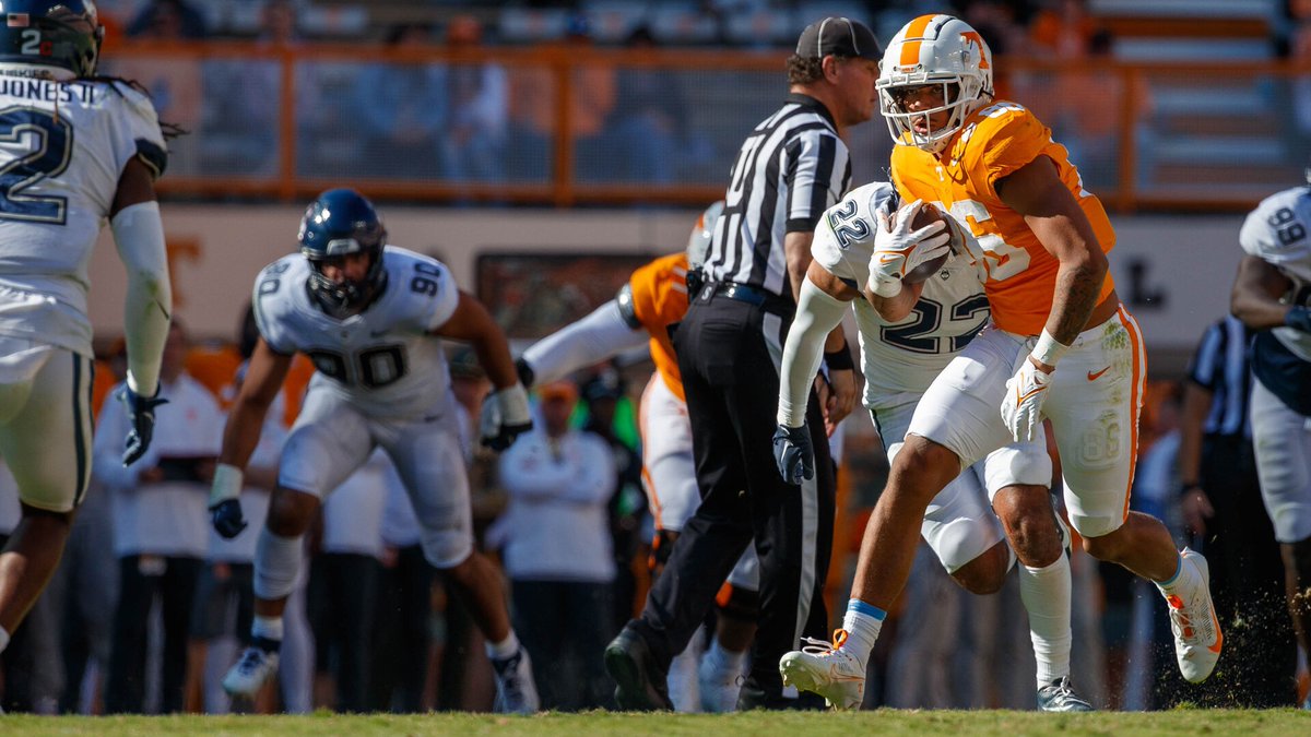 🍊 3 DOWNS 🍊 🏈 3 Questions for Collins Hill's Drew Swick on #Vols TE Ethan Davis 🏈 Why Davis is a good fit in Josh Heupel's offense 🏈 What makes Davis a special person on and off the field READ: theplayerslounge.io/tennessee/cont…