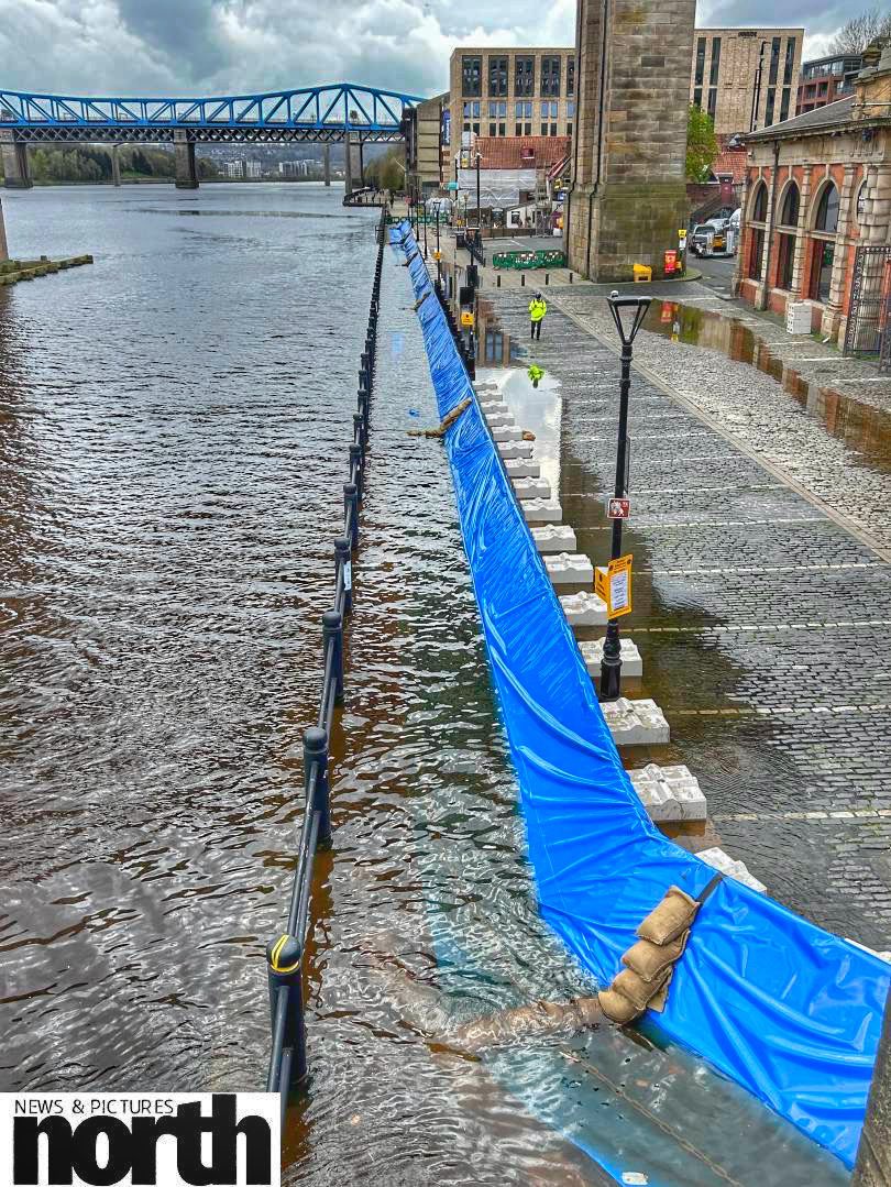 River Tyne burst its banks on Newcastle’s Quayside this afternoon as the <a href="/EnvAgencyYNE/">Environment Agency - Yorkshire & North East</a> are on hand to keep flood water under control. Pics by <a href="/RaoulDixonNNP/">Raoul Dixon</a> #Newcastle #StormKathleen #floods