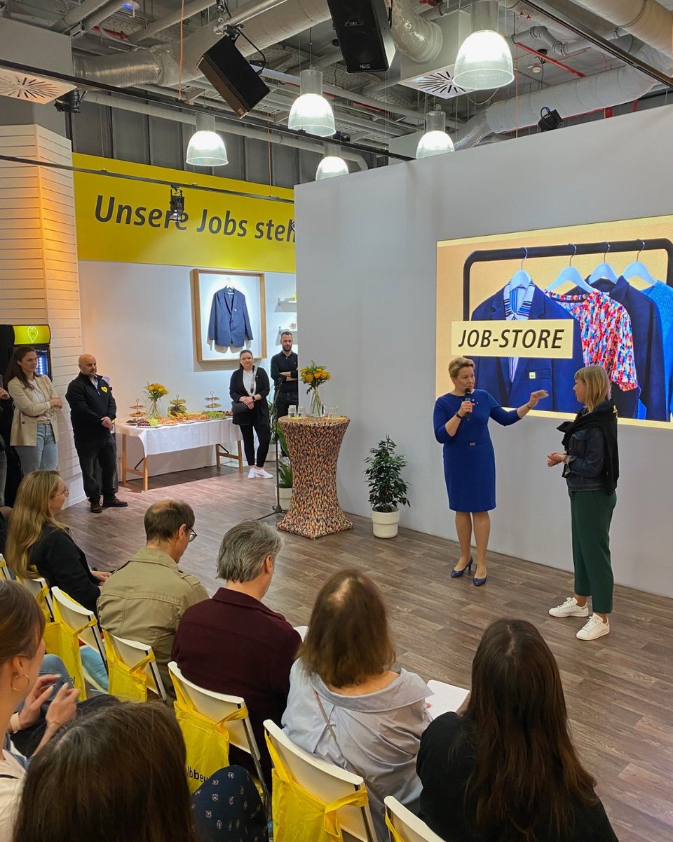 Shoppen und nebenbei bewerben? Möglich seit heute für 3 Wochen im Job-Store der @BVG_Kampagne in der Mall of Berlin! Heute eröffnete @FranziskaGiffey den Store, in dem die BVG zu spannenden Jobs informiert. Wer will, lässt gleich eine #Bewerbung da! unternehmen.bvg.de/pressemitteilu…