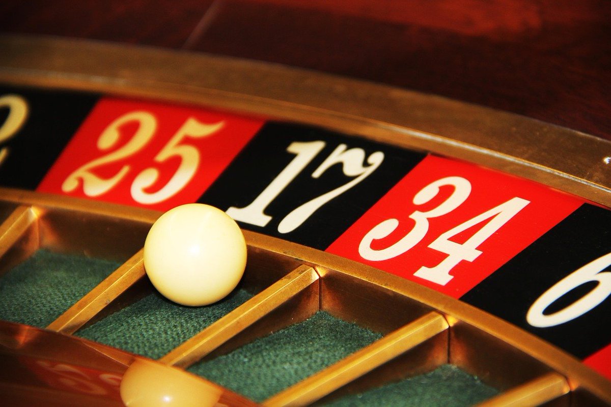 JohnnyBlack_HS's tweet image. Imagine 380 people in a casino. Each one bets 2x their entire net worth on one roulette number. It his a 17, and 10 people make a 70x return.
Now, an influencer interviews every rich person in the casino, asking them "How did you make your money?"
"Bet on 17."
They all give…