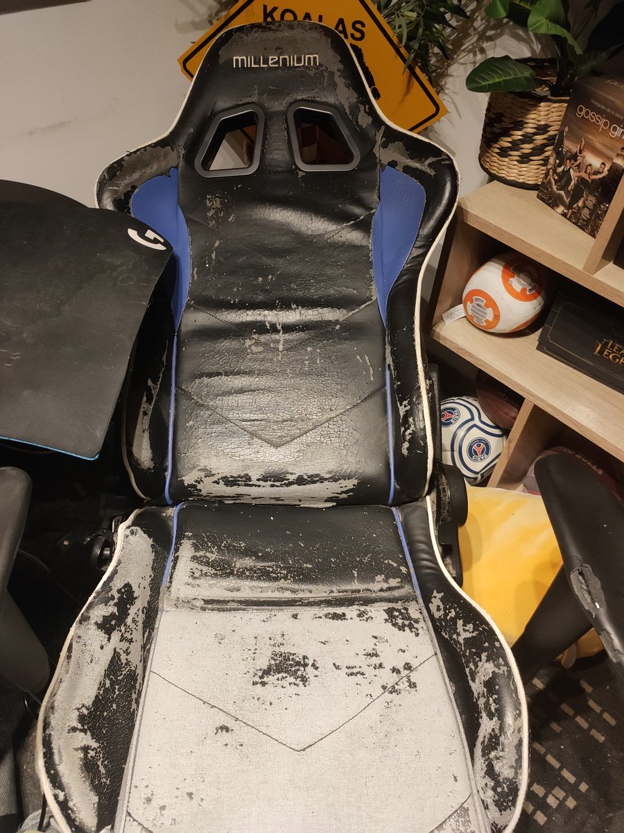 Après 13 ans de bon et loyaux services je vais changer ma chaises millenium (13ans de stream avec rip) pour une chaise @SolaryTV . Tellement été FIDDLE a ma chaise (je sais pas si tu la)