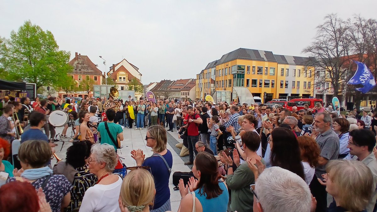 Heute mal kein Weltuntergang auf dem Kornmarkt #Bautzen. Stattdessen Auftakt zu zehn Wochen 'Happy Mondays' - für Menschlichkeit, Vielfalt, Demokratie und positives Denken.