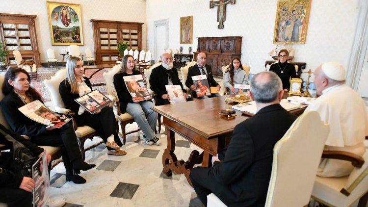 ovaticano's tweet photo. El Papa recibe en el Vaticano a familias de rehenes israelíes.

https://t.co/5nAOZb9n7c https://t.co/5KuDQZgzzQ