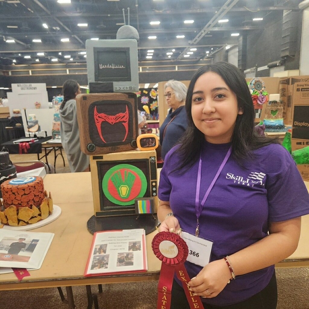 Baking & Pastry students competed at the SkillsUSA State Leadership Conference last weekend. Mindy Le placed 2nd earning a $1,500 scholarship & silver medal for Baking & Pastry. Kate Garcia earned a red ribbon for her cake job exhibit. @AliefISD @AliefCTE @AliefCulinary