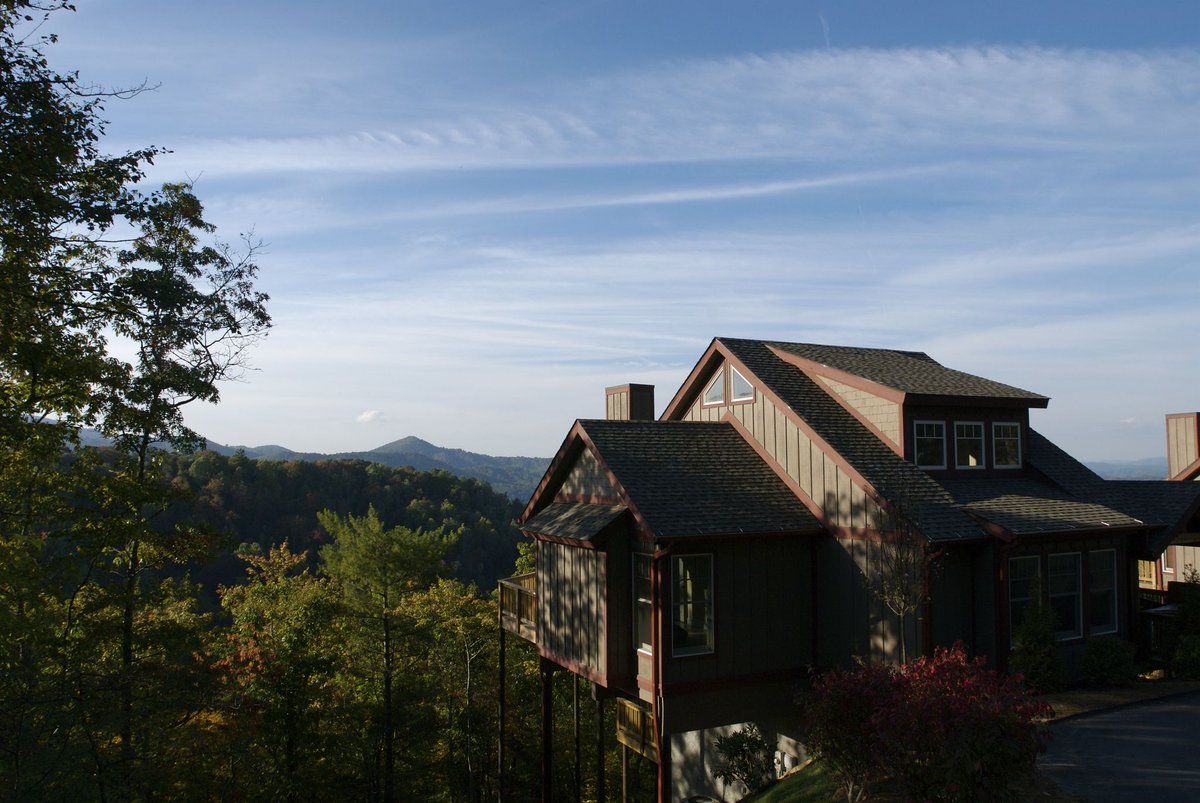 Find me where the mountains meet the sky! Book direct with FoscoeRentals.com and plan your escape to the beautiful North Carolina High Country!
#FoscoeRentals #HighCountry #VacationRental #Condo #Cabin #VacationHome #MountainGetaway #Weekend #GrandfatherMountain #BlueRidge