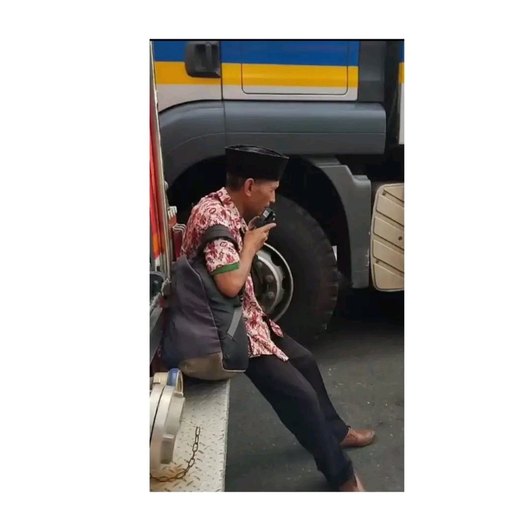 alfianridonaa's tweet photo. Mengutip tulisan dari mas @mahardhikautama di FB

Pak Heri, sopir bus Primajasa adalah salah satu korban selamat dari insiden tabrakan beruntun di Tol Cikampek tadi pagi. https://t.co/TyIVLSoCFs