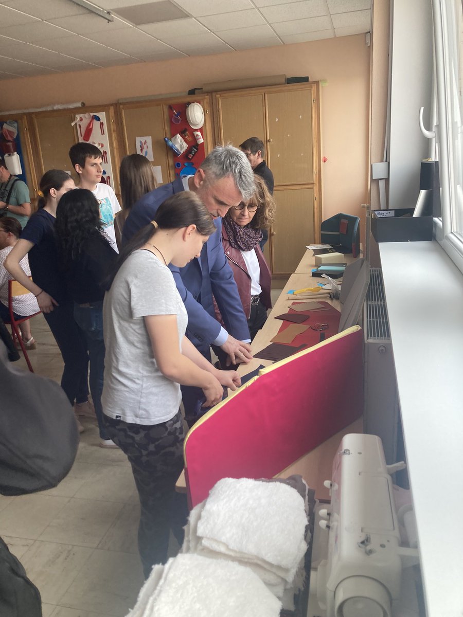 BrelVesoul's tweet photo. #ManuFacto #SEGPA #FondationHermes 
Excellence artisanale et ambition scolaire 
Présentation, en présence de M. Destable, IA-DASEN 70 des réalisations d’alcôves de bureau fabriquées par les élèves de 3eme SEGPA dans la cadre du projet ManuFacto
@PhDestable @DSDEN70 @drafpic_BFC https://t.co/jC12tq02oX
