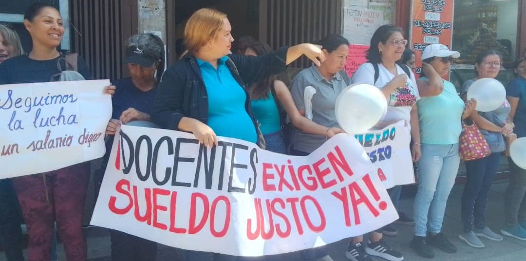 #8Abr 11:30am Docentes mirandinos protagonizan la mañana de este lunes #8Abr una 'cadena humana' en la ciudad de Los Teques en protesta por los bajos sueldos y exigir un aumento de salario mínimo.