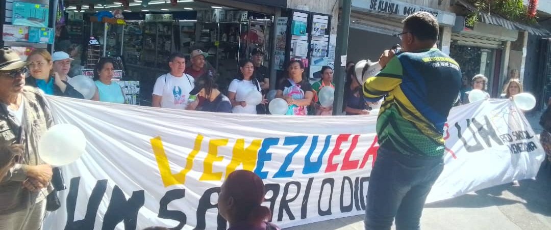 #8Abr Los docentes se concentraron en el bulevar Vargas para luego dirigirse hasta la calle Miquilen, pasando por la Fiscalía y bajando por la avenida Bermúdez hasta el Parque Los Coquitos donde culminan con el Himno Nacional.