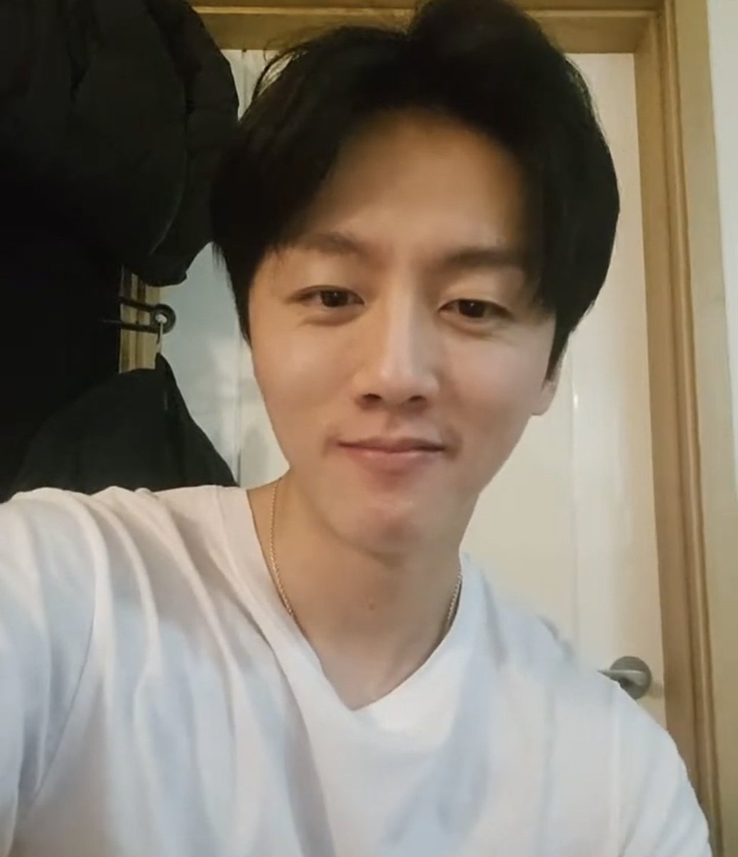 sepgoose's tweet photo. It's bin,us 5th anniversary today.. He said he should do sth special but couldn't and today he has to sleep early so his live was short..

He will try to do another live this week..

@SF9official #SF9 #YOUNGBIN https://t.co/xKFHxIjH0j