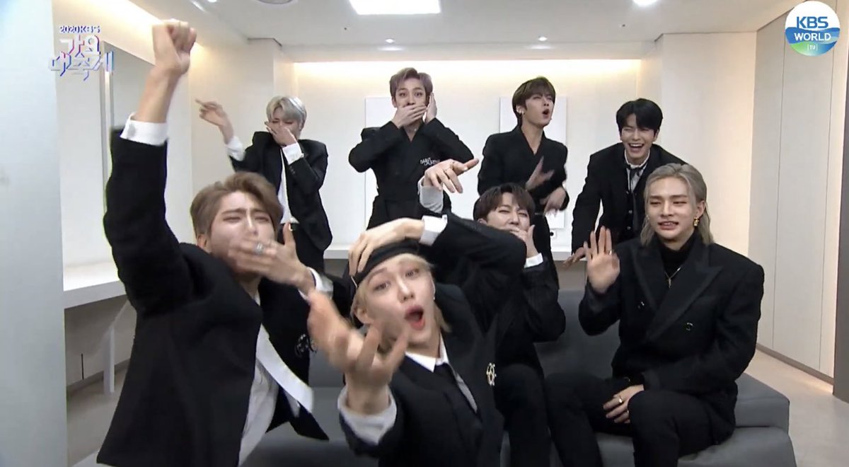 [#рпп]

Мои последние нервные клетки наблюдают за тем, как я сливаю на жб последние деньги, отложенные на психиатра, фото в цвете: