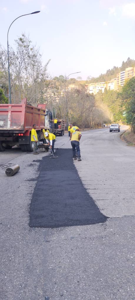 ElHatillo's tweet photo. 🚧🛣️ ¡Avanzamos con el #PlanBacheo! Hoy, nuestro equipo ha intervenido en #ElSolar de #ElHatillo, comprometidos con mejorar las calles de nuestro municipio.
#CuidemosElHatillo
#SeguimosTrabajando https://t.co/wAdFRvDTa3