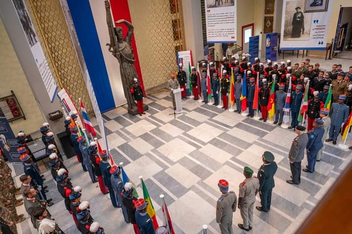 Ce4/4/24, des officiers du🇧🇮en formation a l’Académie Militaire de Saint-Cyr soutenus par l’Attaché Militaire/Paris se sont joints à leurs camarades pr célébrer la Journée Internationale des Etudiants Etrangers.1cadeau a été offert au Commandant de ladite Ac. ⁦@MAEBurundi⁩