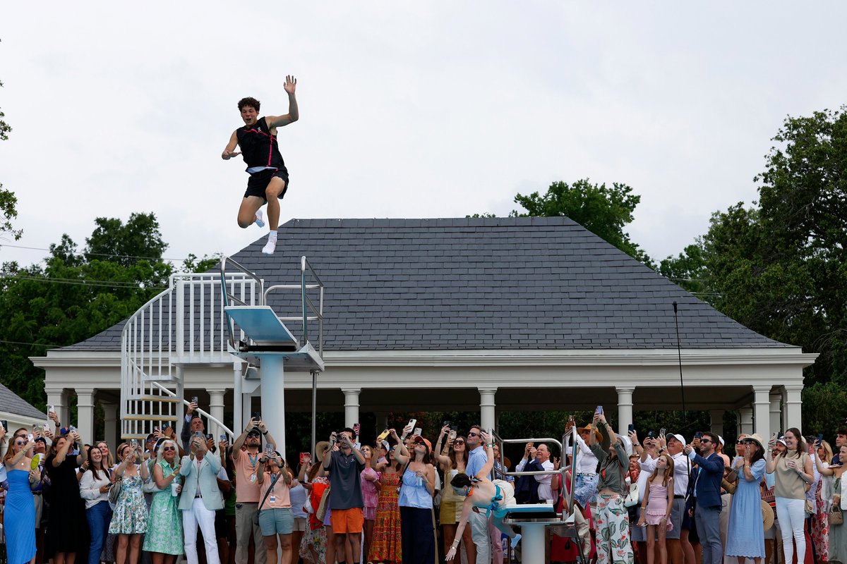 This picture of Ben Shelton jumping in the pool after winning Houston is absolutely marvelous 📸 @amsprecher