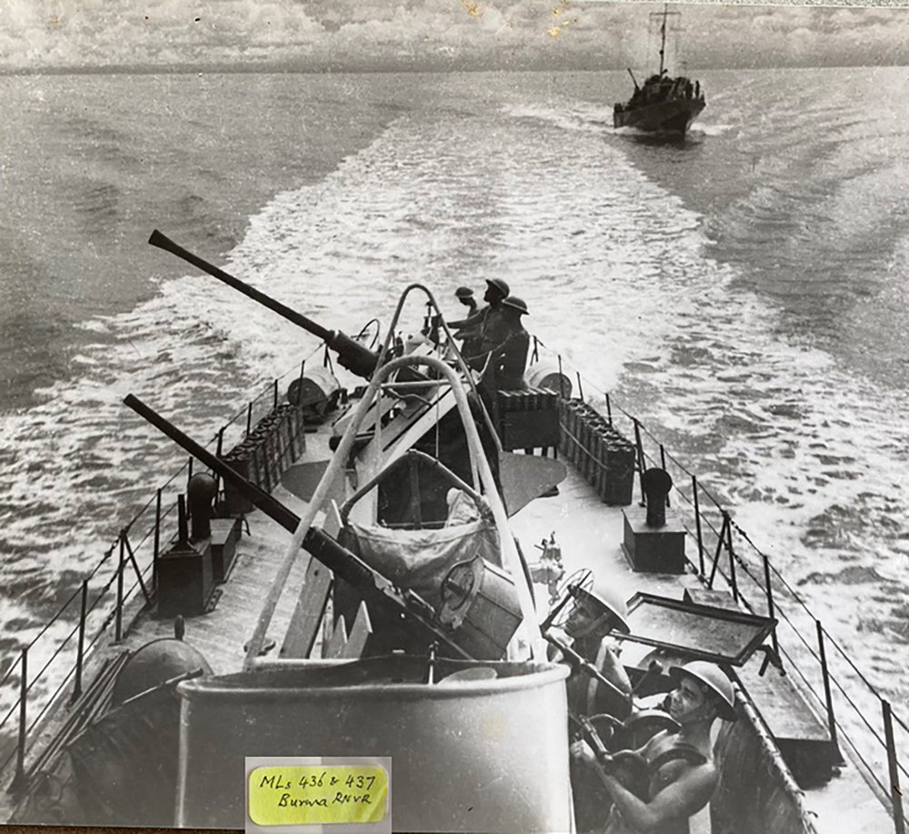 Other photos in the <a href="/I_W_M/">Imperial War Museums</a> website suggest that these men were part of the crew of ML 437.

Their boat had been on COPP operations at least twice.

coppsurvey.uk/motor-launches…

This is a great photo belonging to the family of COPP man Alec Colson, although it's not clear whether ML